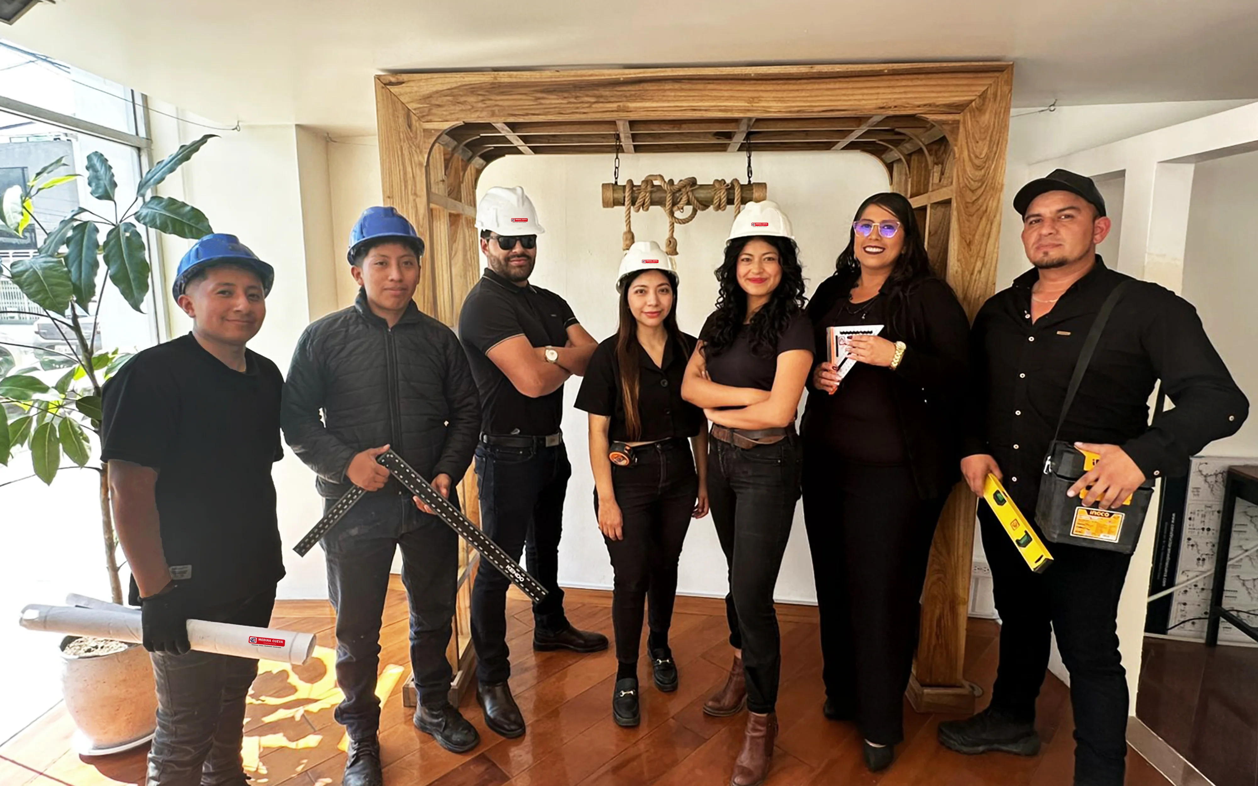Equipo de Constructora Medina Cueva posando en su oficina